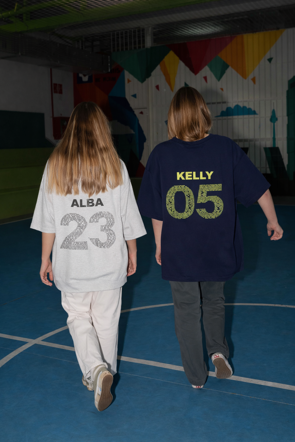 La equipación oficial para tus fiestas patronales. Tejidos frescos y estampados que resisten el ritmo de la peña.